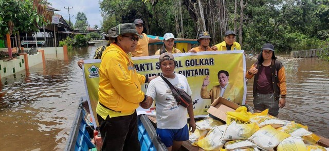 Ketua DPD Golkar Sintang, Usmandy menyerahkan bantuan untuk korban banjir di Kelurahan Alai, Kecamatan Sintang. Foto: Yusrizal/Hi!Pontianak