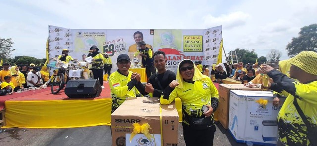 Penyerahan hadiah pada pemenenang oleh ketua panitia. (Foto: Yusrizal/Hi! Pontianak)