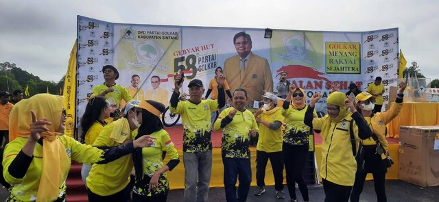 Wabup Sintang Melkianus yang juga kader Partai Golkar Sintang berjoget bersama di sela hiburan saat pembagian doorprize HUT Partai Golkar ke 58. (Foto: Yusrizal/Hi! Pontianak)
