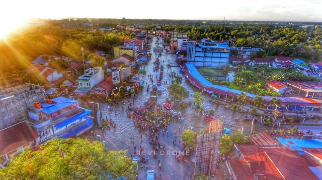 Banjir masih menggenangi Kabupaten Sintang. Foto: Dok. Revi Apriyanto