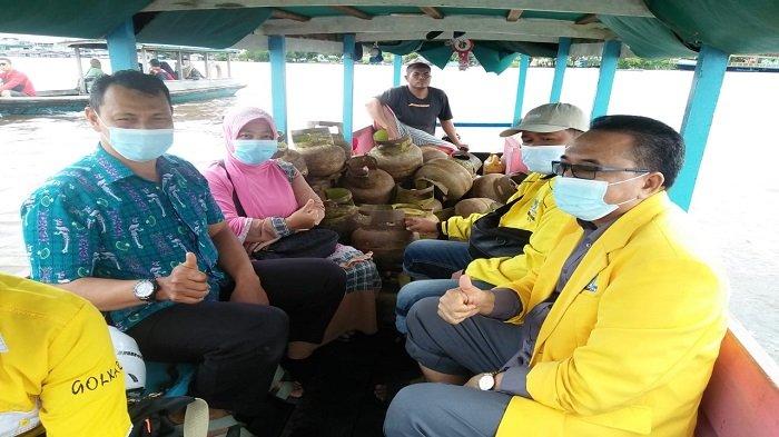 Tim Golkar Sintang menyalurkan bantuan kepada warga terdampak banjir dalam bentuk paket sembako dan Gas elpiji.