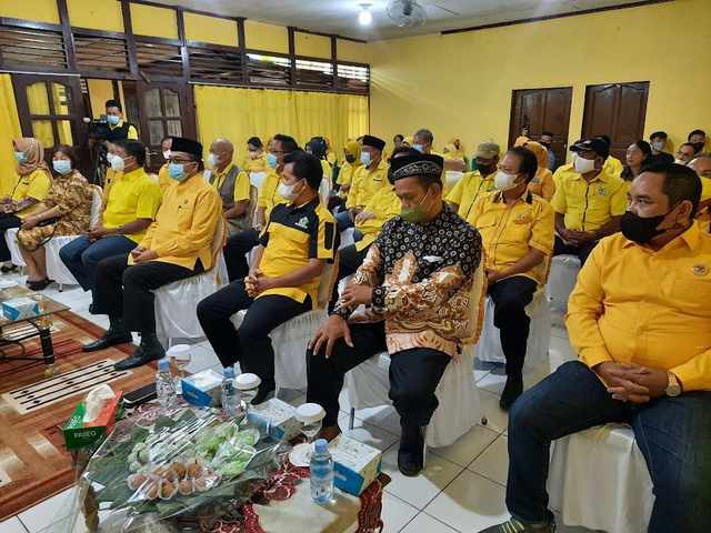 Kader Golkar Sintang menghadiri perayaan HUT ke-57 Golkar secara sederhana di sekretariat. Foto: Yusrizal/Hi!Pontianak