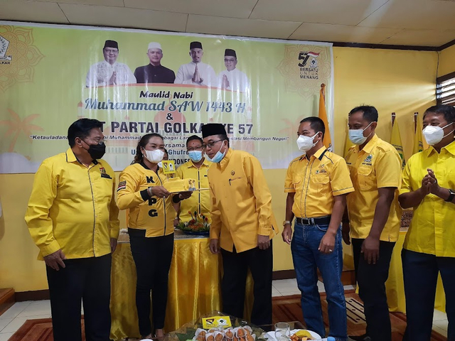 Ketua DPD Golkar Sintang, Usmandy, meniup lilin ulang tahun Partai Golkar ke-57. Foto: Yusrizal/Hi!Pontianak