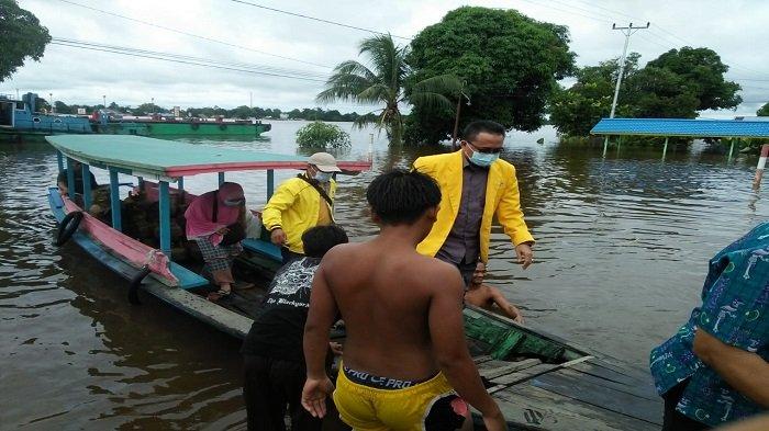 Golkar Sintang juga menyalurkan bantuan kepada warga terdampak banjir di Kelurahan Mekar Jaya, Kecamatan Sintang.