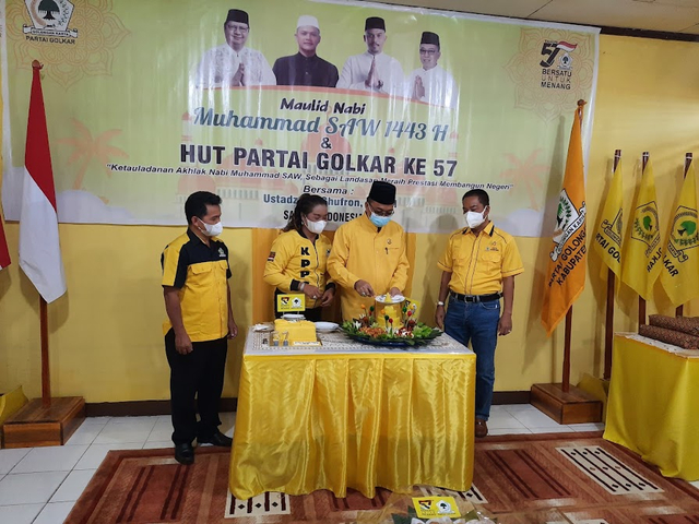 Ketua DPD Golkar Sintang, Usmandy memotong tumpeng saat HUT ke-57 Golkar. Foto: Yusrizal/Hi!Pontianak