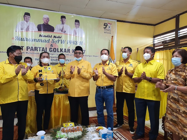 Menyanyikan lagu selamat ulang tahun untuk Partai Golkar. Foto: Yusrizal/Hi!Pontianak