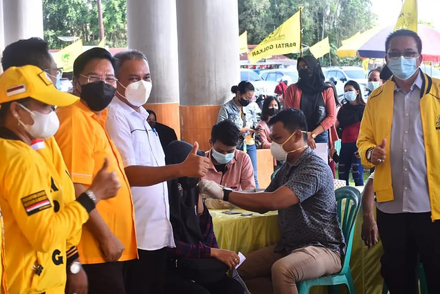 Vaksinasi COVID-19 massal Partai Golkar Sintang di halaman Indoor Apang Semangai. Foto: Yusrizal/Hi!Pontianak