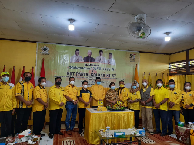 Ketua DPRD Golkar Sintang, Usmandy bersama Fraksi Golkar DPRD Sintang, para pengurus dan kader Golkar Kabupaten Sintang. Foto: Yusrizal/Hi!Pontianak