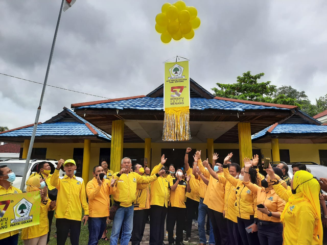 Pelepasan balon HUT Partai Golkar ke-57. Foto: Yusrizal/Hi!Pontianak