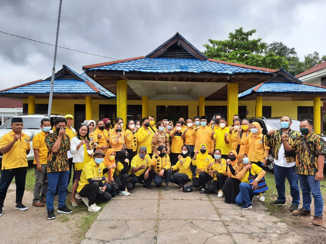 Pengurus DPD Golkar Sintang foto bersama kader usai pelepasan balon. Foto: Yusrizal/Hi!Pontianak